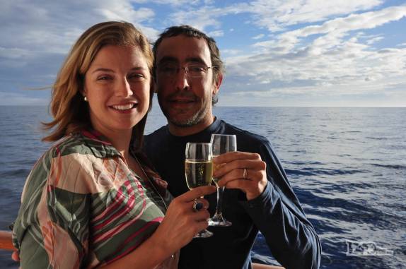 Um último e merecdido drinque de champagne a bordo do Sea Spirit, já quase chegando de volta à América do Sul